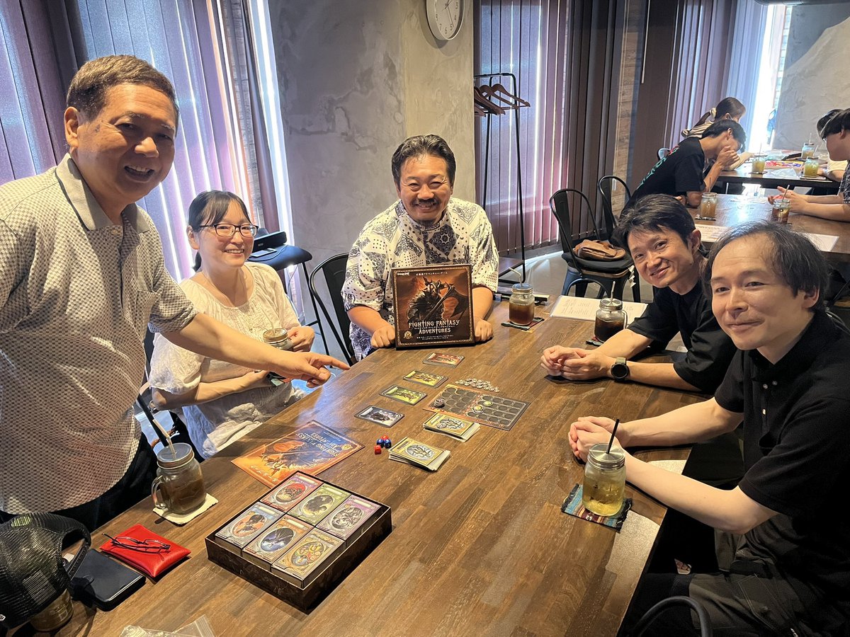 alcheringa2022's tweet image. どーも、スゥです!
早速『ファイティングファンタジーアドベンチャー ボードゲーム』イベント開催されております!
中を見るのは僕も初めてでテンション上がっております!
今からキャラ選択!どんな冒険が待っているのか!
8月8日発売予定です!
#アルケリンガ #ボードゲームカフェ #大阪梅田