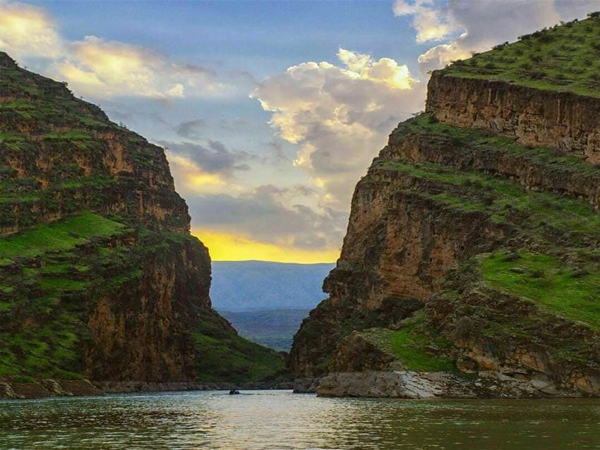 BARAN_ILAM's tweet image. یکی از مناطق مهم گردشگری و جاذبههای تفریحی استان ایلام که در شهرستان بدره واقع شده است، تنگ کافرین نام دارد. طبیعت بکر این تنگ بسیار حیرتانگیز بوده و تماشای آن واقعا لذتبخش است.
#ایران_جان
#ایلام_ایران