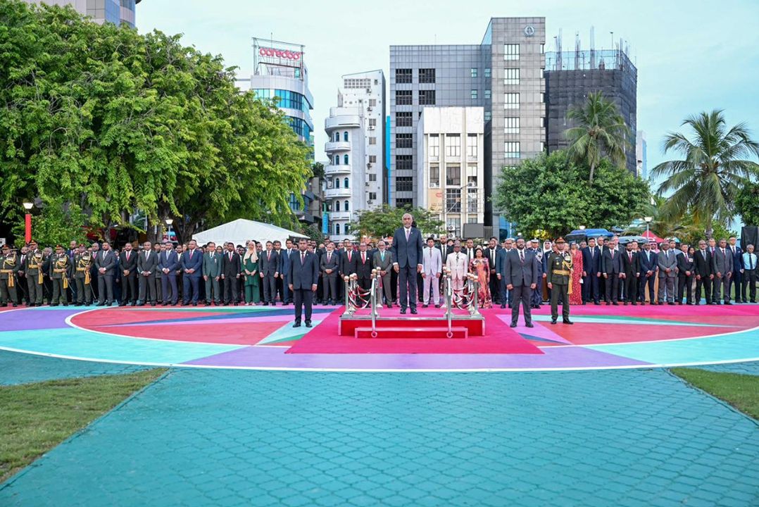 މިނިވަން ދުވަހުގެ މުނާޞަބަތުގައި، ކޯއްޓޭއަށް ދިދަ ނެގުމުގެ ރަސްމިއްޔާތު ބާއްވައިފި. މި ރަސްމިއްޔާތު ޝަރަފުވެރިކޮށްދެއްވީ ރާއްޖޭގެ ރައީސުލްޖުމްހޫރިއްޔާ އަދި ސިފައިންގެ އެންމެމަތީ ވެރިޔާ، ޑރ. މުޙައްމަދު މުޢިއްޒު.
mndf.gov.mv/mndf/en/news-a…