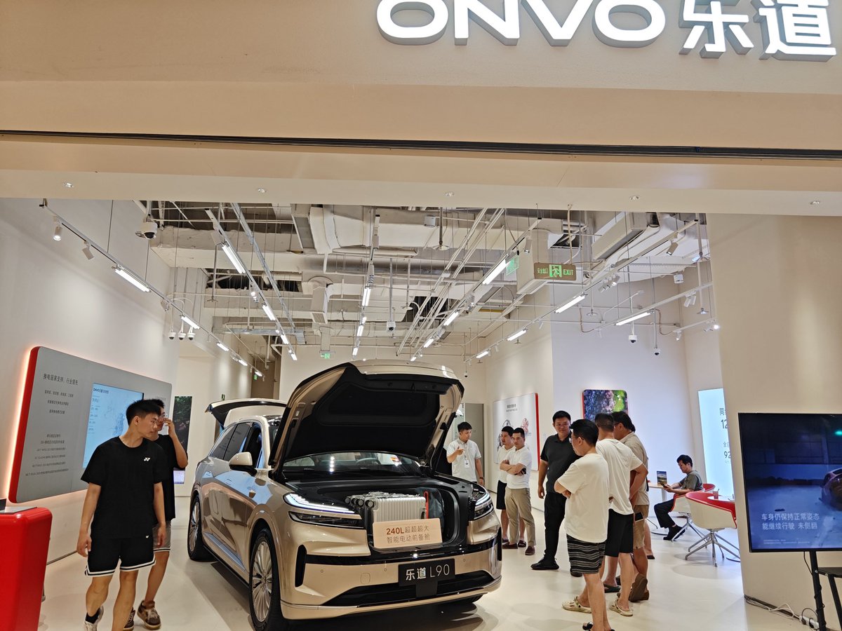 CNEVhome's tweet image. L90 entered its third weekend of pre-sale — and its first with public test drives. According to ONVO, foot traffic at stores nationwide remained high, with many locations seeing long queues for test drives. $NIO #ChinaEV #ONVO