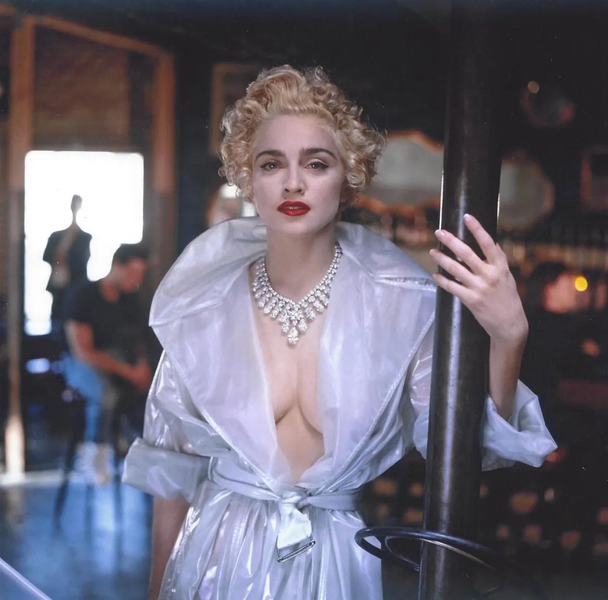 PauBox's tweet image. Madonna fotografiada por Helmut Newton para Vanity Fair en 1990.
I-C-O-N-I-C-A
En unas semanas, Madonna cumple 67.
