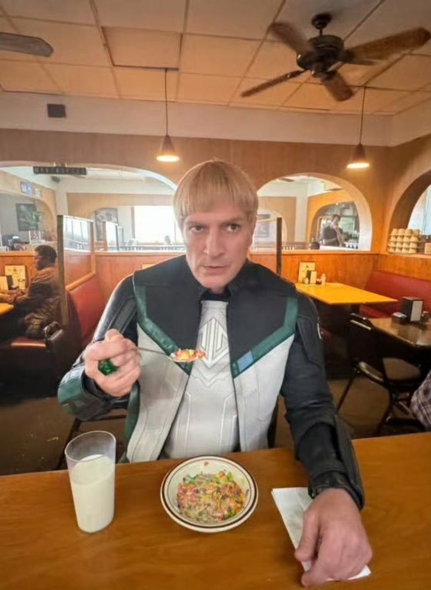 ProtectorKalEl's tweet image. This guy talks with his mouth full.