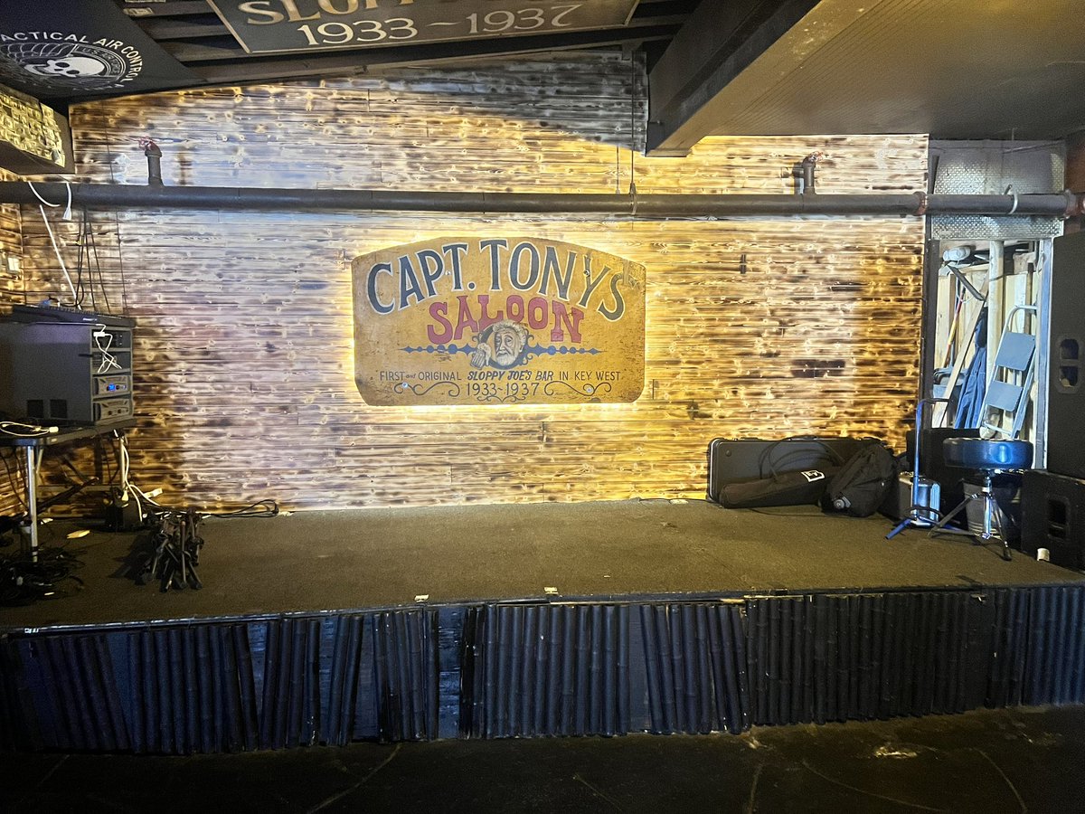 _TheBookishOne's tweet image. I can finally add visited a bar with bras and money on the wall. Smells exactly as you would expect
