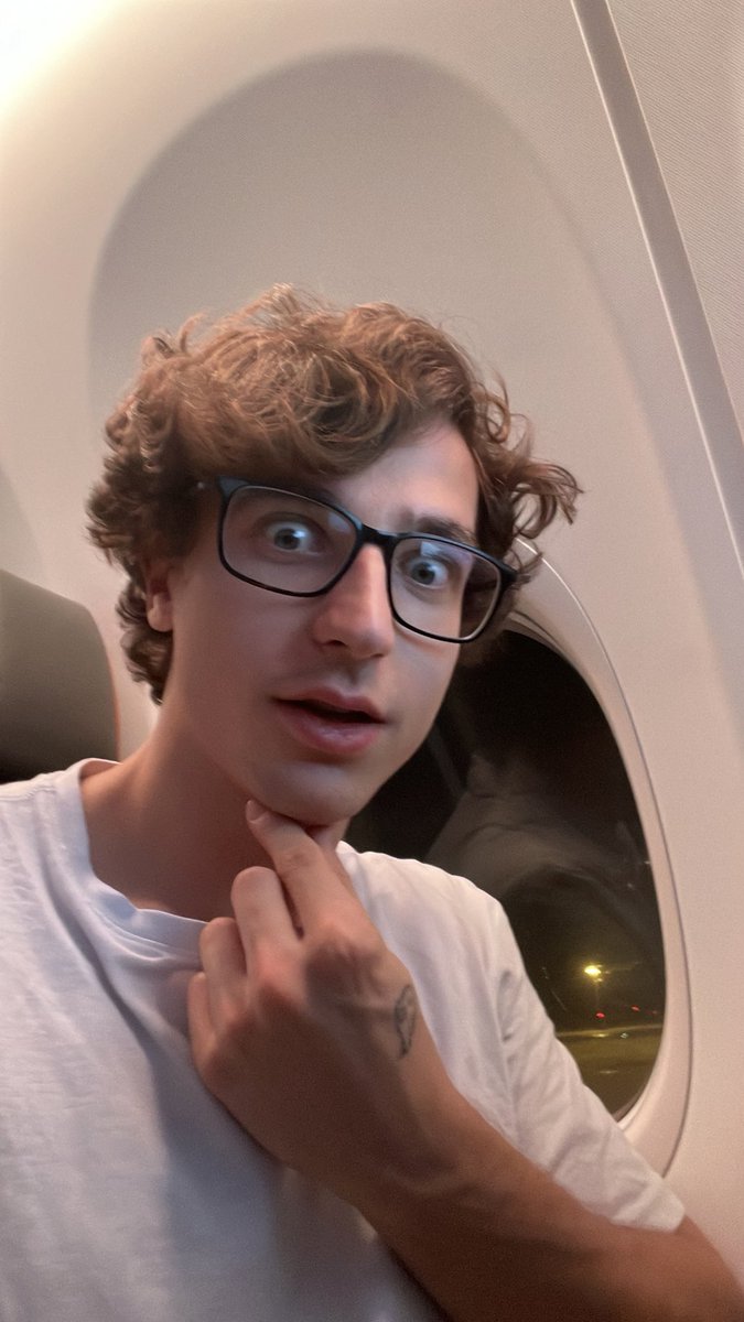 Dieser Typ sitzt neben dir im Flugzeug was tust du?
