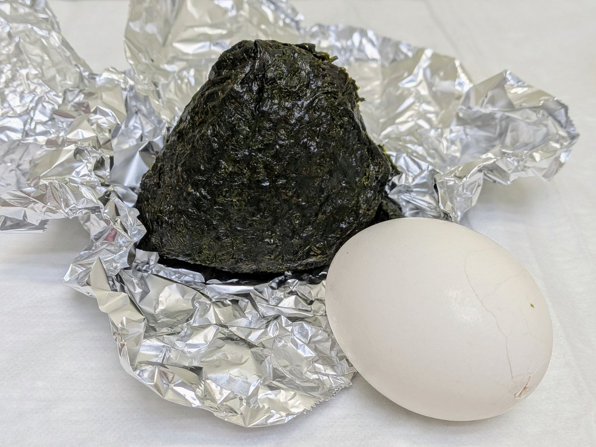 WNiMF07rVQPRtqI's tweet image. ブラック&amp;amp;ホワイト

ゆで玉子に付ける調味料が

ない