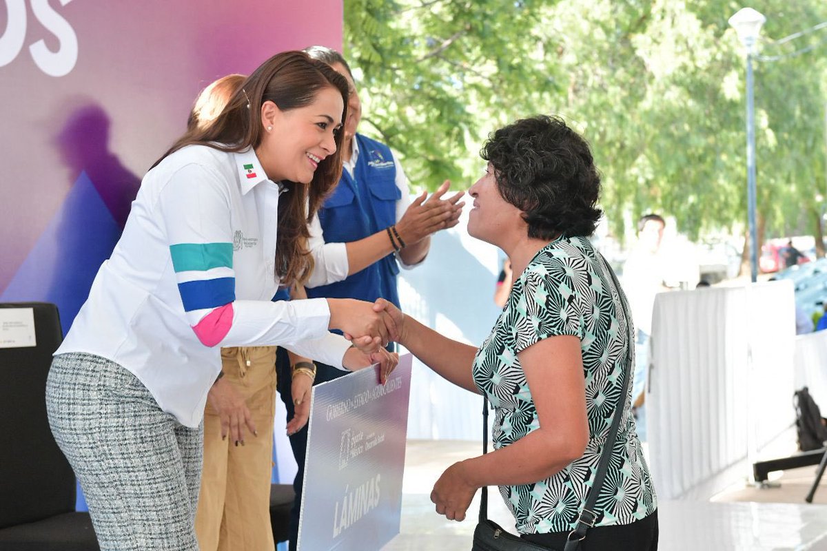 TereJimenezE's tweet image. Como parte de los programas de desarrollo social que tenemos en Gobierno del Estado, el día de hoy hicimos entrega de apoyos para el mejoramiento de viviendas en la colonia Lomas del Ajedrez con el objetivo de mejorar la calidad de vida de las familias en el sur oriente de la…