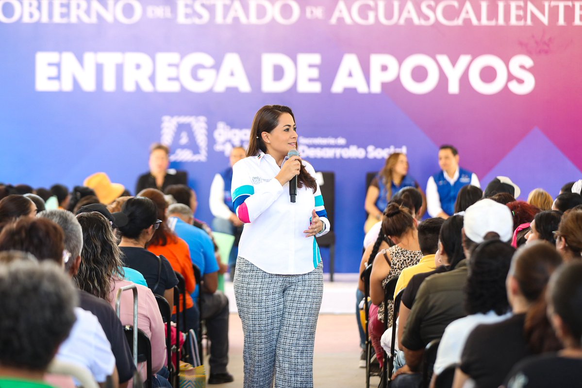 TereJimenezE's tweet image. Como parte de los programas de desarrollo social que tenemos en Gobierno del Estado, el día de hoy hicimos entrega de apoyos para el mejoramiento de viviendas en la colonia Lomas del Ajedrez con el objetivo de mejorar la calidad de vida de las familias en el sur oriente de la…