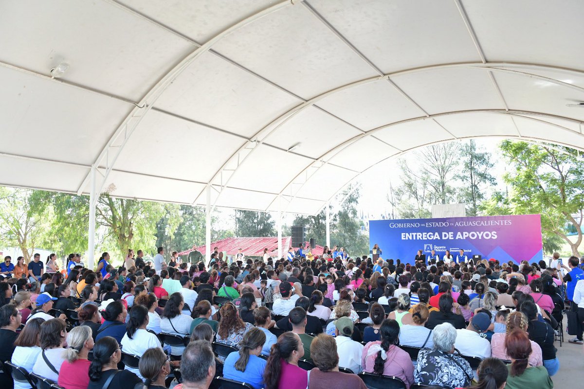 TereJimenezE's tweet image. Como parte de los programas de desarrollo social que tenemos en Gobierno del Estado, el día de hoy hicimos entrega de apoyos para el mejoramiento de viviendas en la colonia Lomas del Ajedrez con el objetivo de mejorar la calidad de vida de las familias en el sur oriente de la…