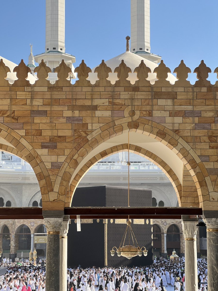 mecca_eye's tweet image. من أَوكلَ الله يومًا بعضَ حاجته
أَتتهُ حاجاتهُ وفـوقَ الذي طلب * ❤️🩹