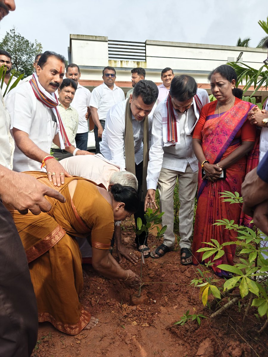 CaptBrijesh's tweet image. ಮರೆಯದಿರೋಣ ಬಲಿದಾನವನ್ನು..
ಮತಾಂಧ ಶಕ್ತಿಗಳ ಹೇಡಿತನದ ಕೃತ್ಯಕ್ಕೆ ಹುತಾತ್ಮರಾದ ಬಿಜೆಪಿ ಯುವ ಮೋರ್ಚಾ ಜಿಲ್ಲಾ ಕಾರ್ಯಕಾರಿಣಿ ಸದಸ್ಯ, ಹಿಂದೂ ಸಮಾಜದ ಅಚ್ಚಳಿಯದ ನಕ್ಷತ್ರ ಪ್ರವೀಣ್ ನೆಟ್ಟಾರ್ ಬಲಿದಾನ ದಿನದಂದು ..
ಬೆಳ್ಳಾರೆಯ ನೆಟ್ಟಾರಿನಲ್ಲಿರುವ ಅವರ ಮನೆಗೆ ಭೇಟಿ ನೀಡಿ ನಮನ ಸಲ್ಲಿಸಿ ಅವರ ತ್ಯಾಗ, ಚಿಂತನೆ ಮತ್ತು ರಾಷ್ಟ್ರಕ್ಕೆ ಅರ್ಪಿತ…