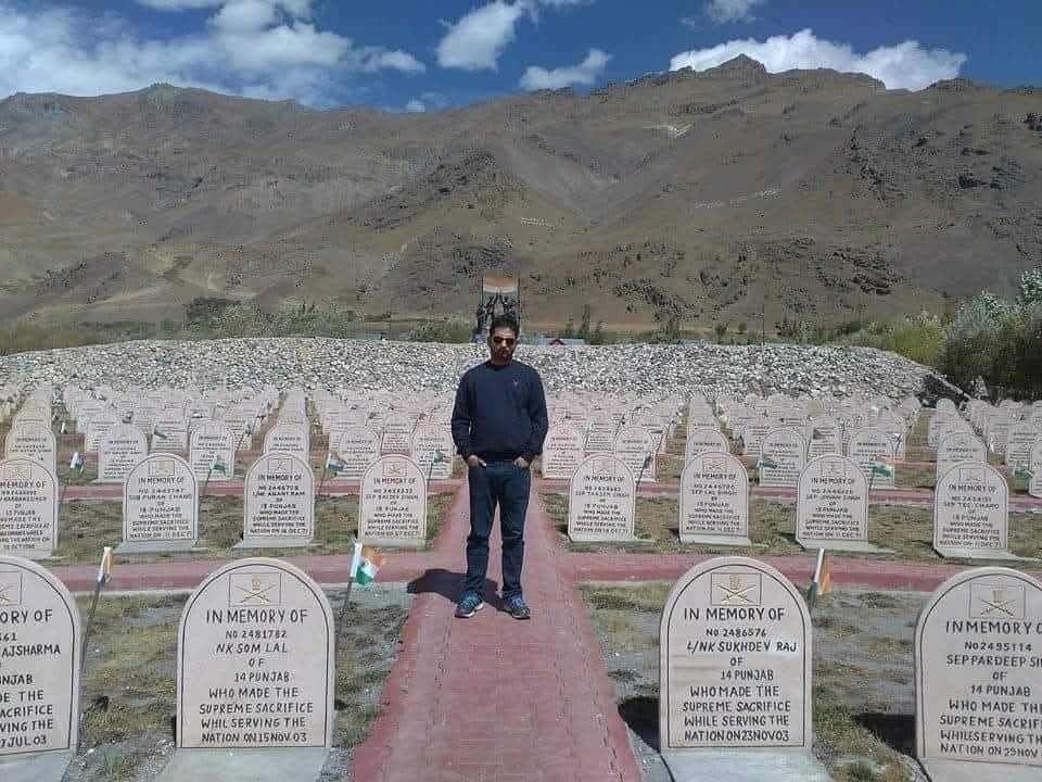 AnkitGuptaBJYM's tweet image. 🇮🇳 🇮🇳 अतुलनीय शौर्य एवं साहसपूर्ण प्रदर्शन से भारत के स्वाभिमान की विजय पताका फहराने वाले वीर जवानों की गौरवगाथा के स्वर्णिम पृष्ठ का हमेशा स्मरण रहेगा। 26वें कारगिल विजय दिवस के अवसर पर समस्त वीर जवानों को कोटि-कोटि नमन। 🇮🇳🙏🏻
@adgpi @IAF_MCC @indiannavy
#कारगिल_विजय_दिवस…