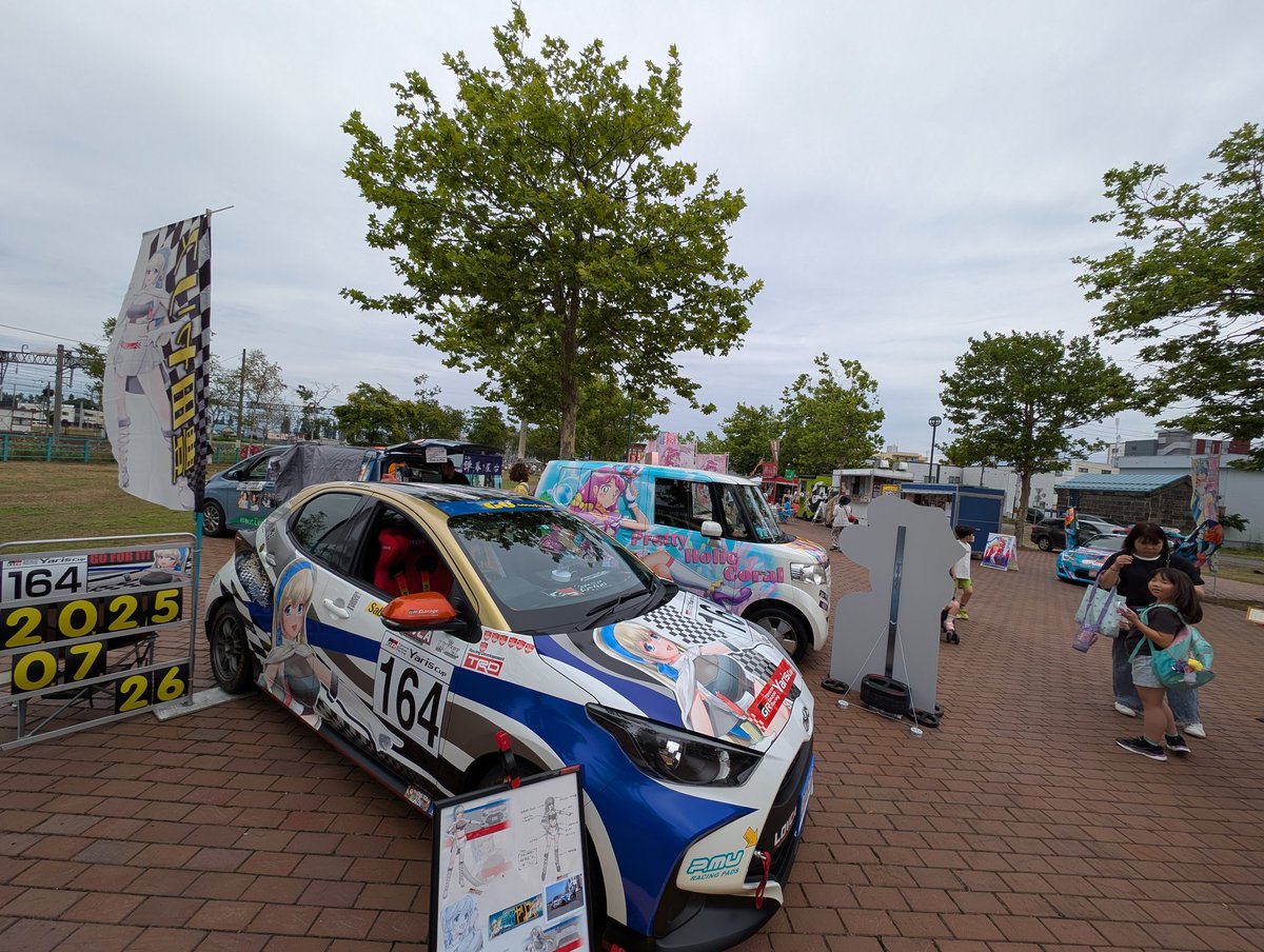 Ymd164's tweet image. #まめフェス 2日目に突入！
今日はあいにくの天気てすが、小雨程度で過ごしやすい気候です☁　
土曜日なのでお客様も多め、路上駐車や他の施設への駐車はご遠慮下さい🚔️
#まめフェス7
#痛車
#豊田ヤリス
#ヤリスちゃん
#ヤリスカップ