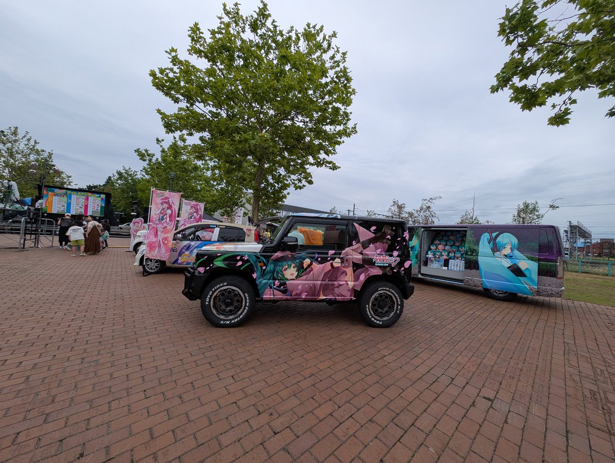 Ymd164's tweet image. #まめフェス 2日目に突入！
今日はあいにくの天気てすが、小雨程度で過ごしやすい気候です☁　
土曜日なのでお客様も多め、路上駐車や他の施設への駐車はご遠慮下さい🚔️
#まめフェス7
#痛車
#豊田ヤリス
#ヤリスちゃん
#ヤリスカップ