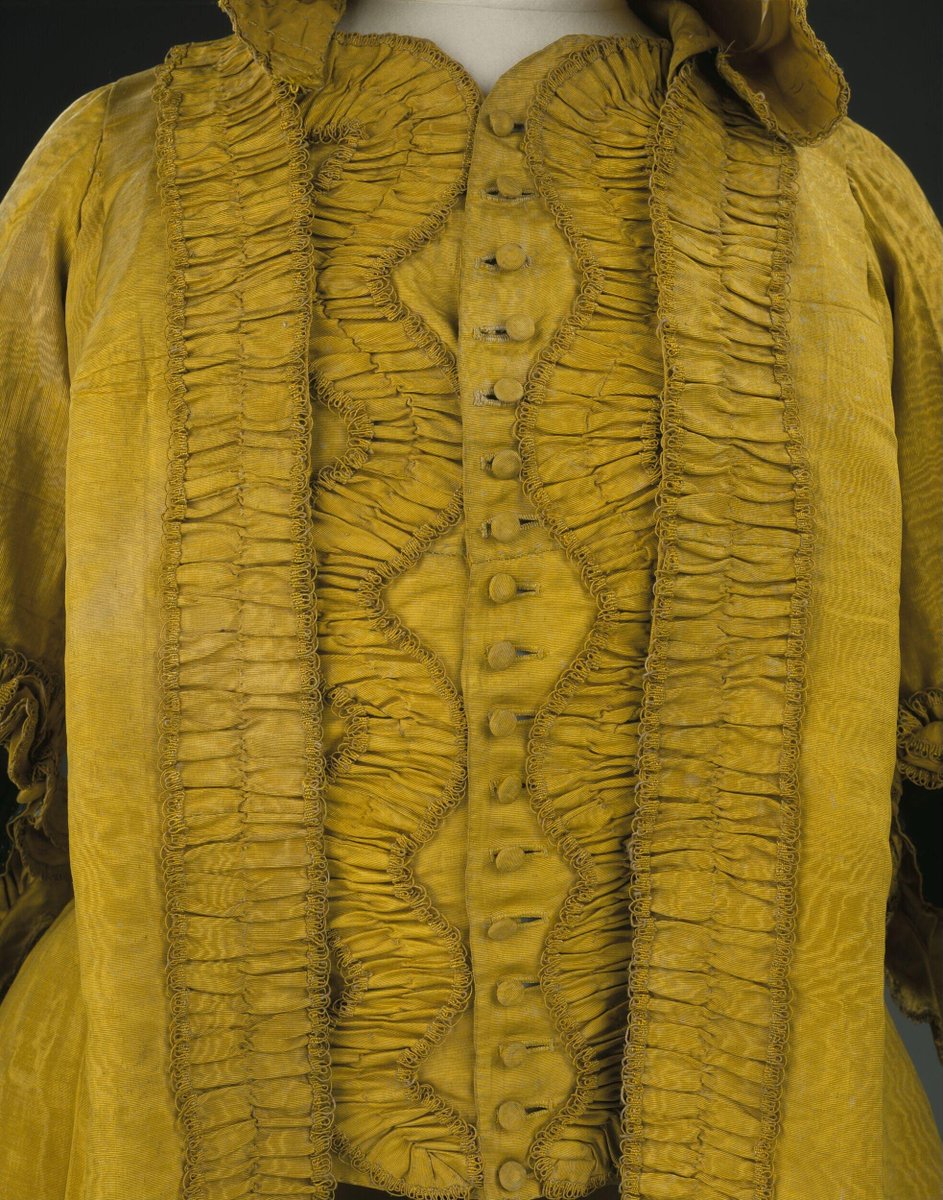 plummie9's tweet image. Woven & sewn in France
Brunswick, 1765 & 1775
Fine moiré silk. The Brunswick is a short version of the sack dress. Popular for travelling, this one was prob. for day wear, given the fine silk.
Silk, linen, silk thread; hand-woven,sewn & calendered.
@V_and_A
#FAshionHistory