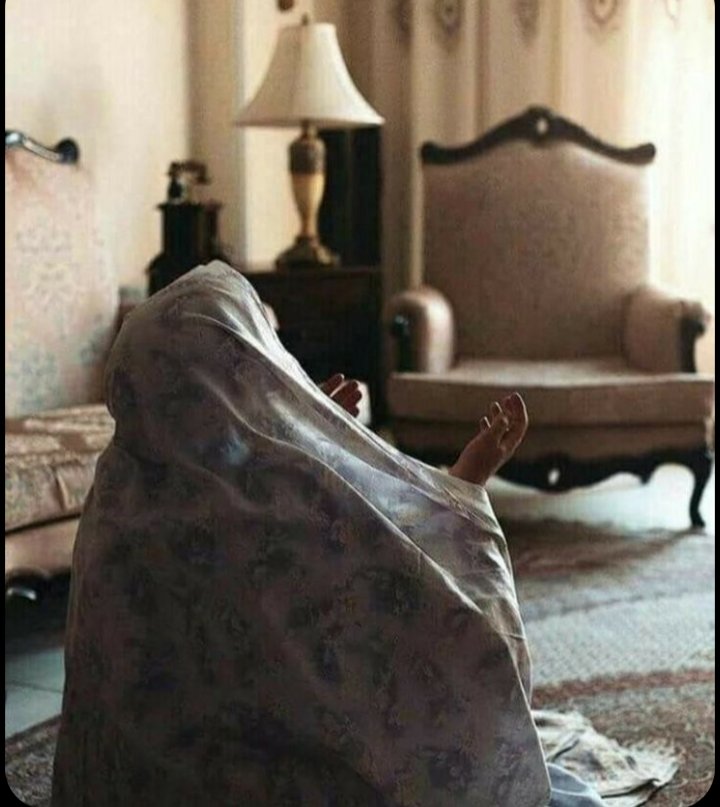 meeru_05's tweet image. ماں کی جائے نماز پر دعاؤں نے ہمیں ایسی ایسی بلاؤں سے بچایا ہوا ہے جس کا علم سوائے اللہ کی ذات کے کسی کو نہیں🥺❤️