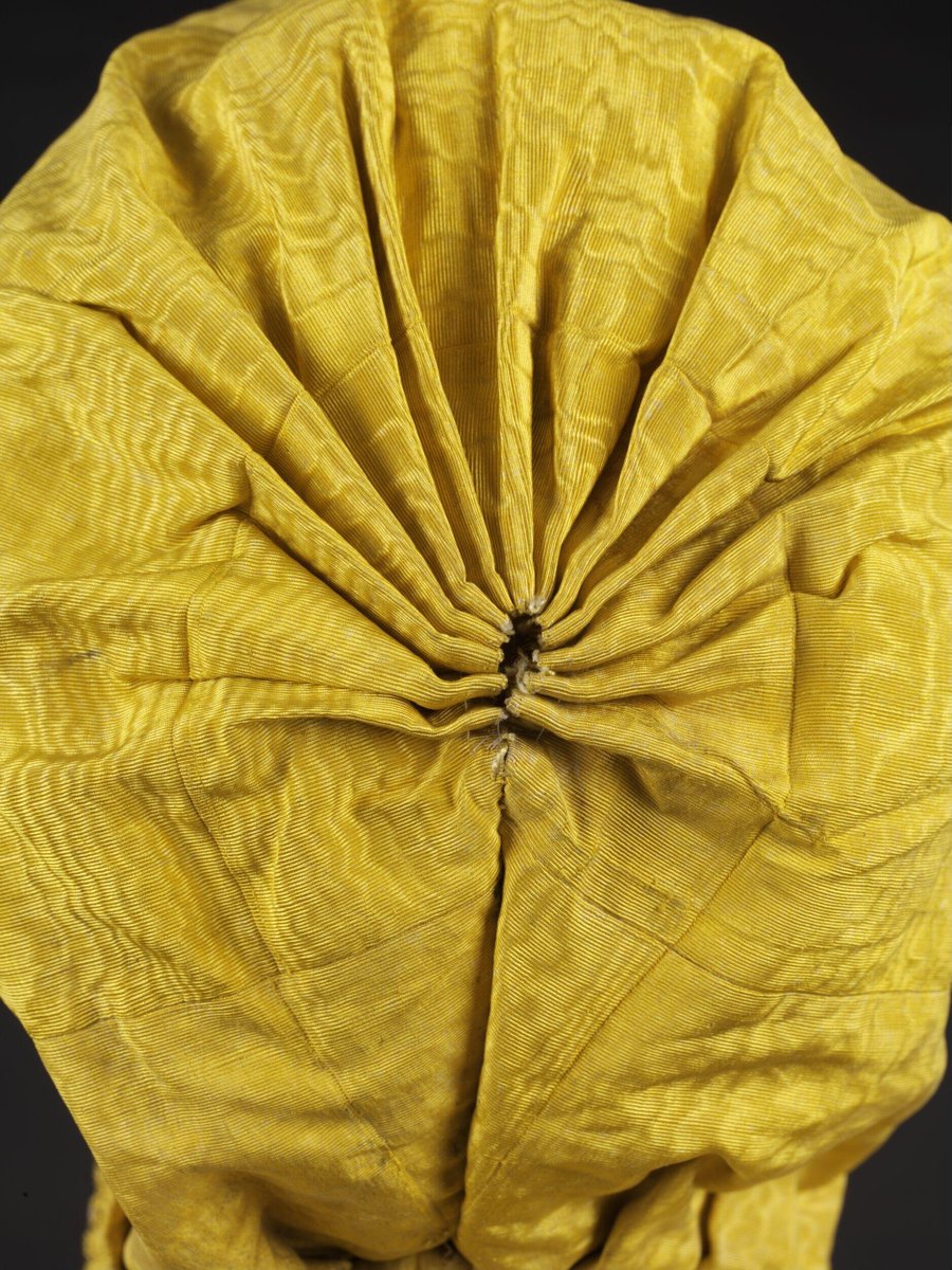 plummie9's tweet image. Woven & sewn in France
Brunswick, 1765 & 1775
Fine moiré silk. The Brunswick is a short version of the sack dress. Popular for travelling, this one was prob. for day wear, given the fine silk.
Silk, linen, silk thread; hand-woven,sewn & calendered.
@V_and_A
#FAshionHistory