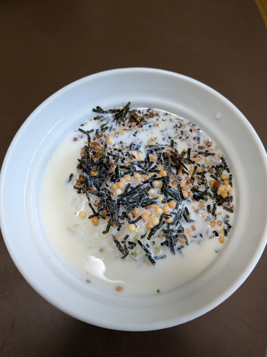 暑い、食欲が湧かない。
そんな時は熱いご飯に冷えた牛乳をぶっかけて作る、牛乳茶漬け。
塩分も摂れるし、美味しい。