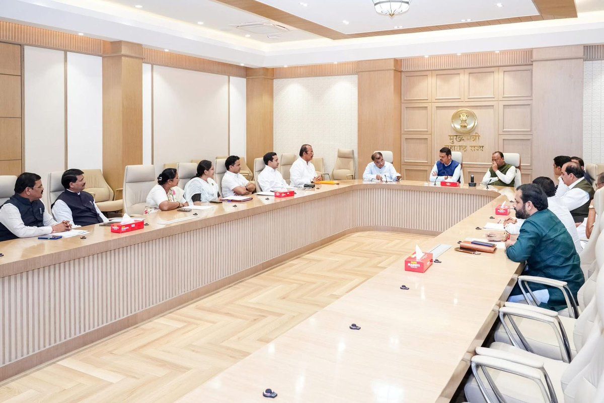 RaviDadaChavan's tweet image. कोकण विभागातील भाजपा आमदारांसोबत आदरणीय मुख्यमंत्री देवेंद्रजी फडणवीस यांच्या अध्यक्षतेखाली एक महत्त्वपूर्ण बैठक संपन्न झाली.
या बैठकीप्रसंगी कोकणातील विकासकार्य, आगामी काळातील लोकोपयोगी योजना आणि पक्ष संघटन या विषयांवर सखोल चर्चा झाली.
यावेळी मंत्री चंद्रशेखर बावनकुळे, मंत्री…