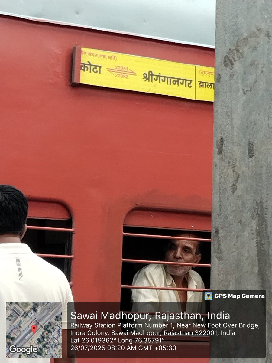 gurjar_son_u's tweet image. माननीय रेल मंत्री जी,
जब यात्री पूरा किराया देता है, तो साफ़-सफ़ाई और सम्मान भी मिलना चाहिए। सामान्य डिब्बों की हालत दयनीय है। अगर कोई गलती से बिना टिकट चढ़ जाए तो उससे वसूली और बेइज्जती होती है, लेकिन सफ़ाई न होने पर कोई जवाबदेही नहीं?
गरीब को भी इज़्ज़त चाहिए। कृपया साफ सफाई…