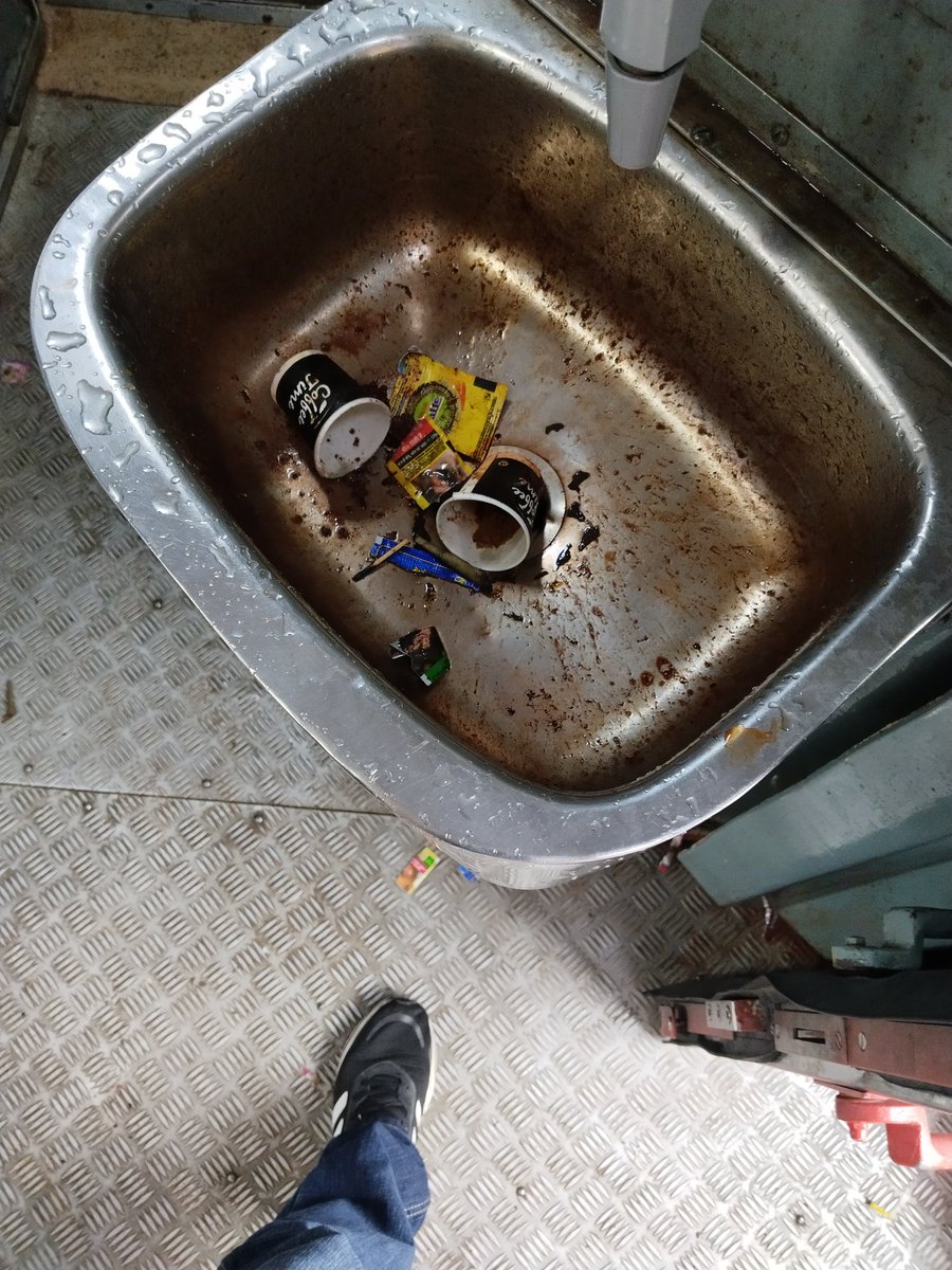gurjar_son_u's tweet image. माननीय रेल मंत्री जी,
जब यात्री पूरा किराया देता है, तो साफ़-सफ़ाई और सम्मान भी मिलना चाहिए। सामान्य डिब्बों की हालत दयनीय है। अगर कोई गलती से बिना टिकट चढ़ जाए तो उससे वसूली और बेइज्जती होती है, लेकिन सफ़ाई न होने पर कोई जवाबदेही नहीं?
गरीब को भी इज़्ज़त चाहिए। कृपया साफ सफाई…