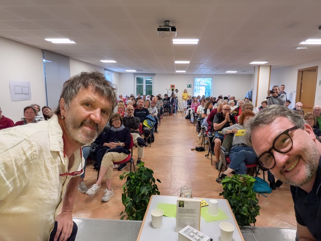 paoloroversi's tweet photo. Sala pienissima e pubblico attento e numeroso nonostante la pioggia per #davidelongo al #cavalesegiallonoir 
#cavalese #giallo #rassegna #dolomiti https://t.co/BP3quJzHaH