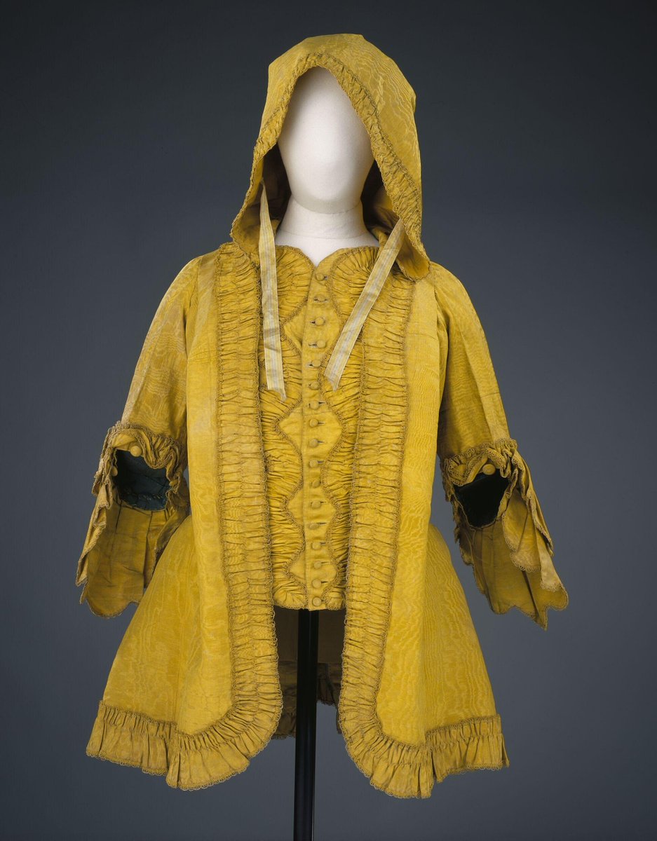 plummie9's tweet image. Woven & sewn in France
Brunswick, 1765 & 1775
Fine moiré silk. The Brunswick is a short version of the sack dress. Popular for travelling, this one was prob. for day wear, given the fine silk.
Silk, linen, silk thread; hand-woven,sewn & calendered.
@V_and_A
#FAshionHistory