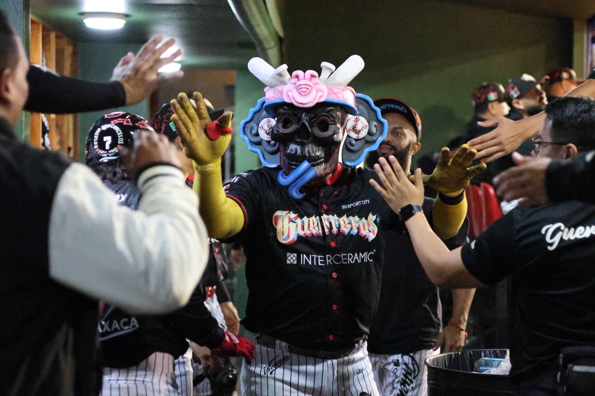 GuerrerosOax's tweet image. 🔥GUERREROS SE ADELANTA EN LA SERIE CONTRA LEONES⚪️⚫️
Oaxaca, Oax. — (Gerardo Salazar/Prensa) Los Guerreros de Oaxaca ganan el primero de la serie a los Leones de Yucatán con pizarra final de 11 carreras por 5; por los locales, Reynaldo Rodríguez, José Carlos Ureña y Ricardo…