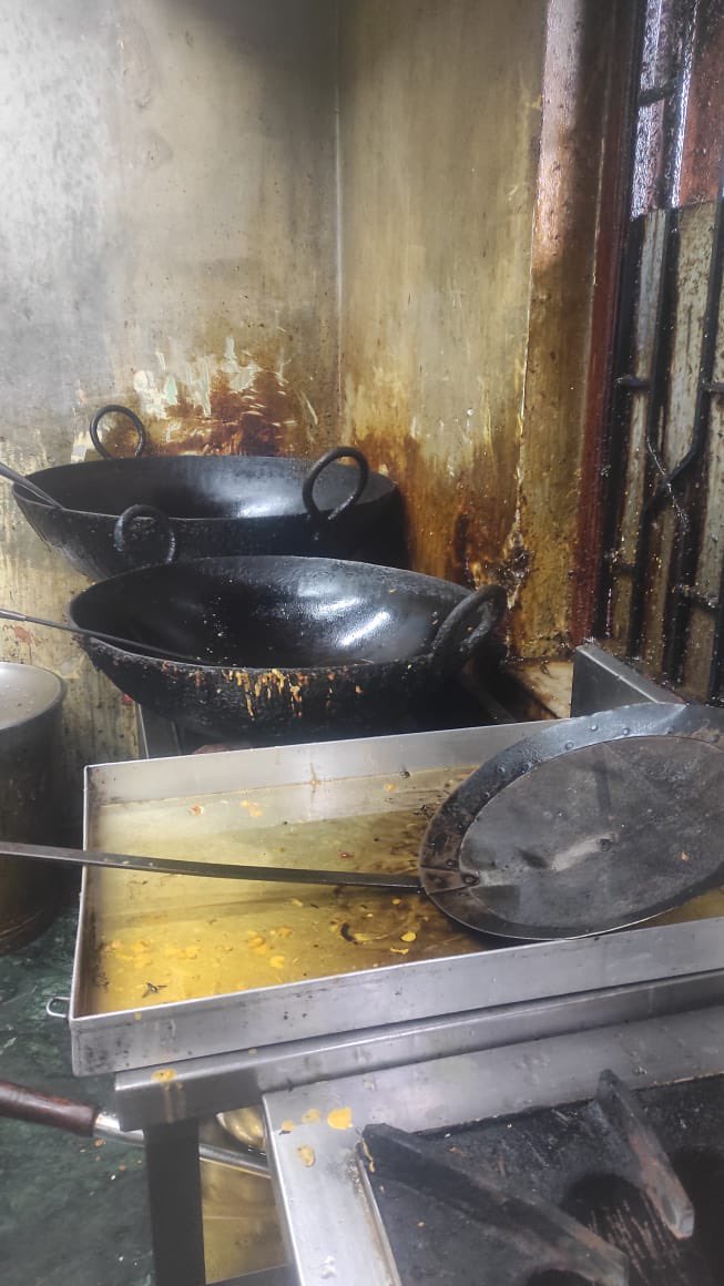 visrane's tweet image. Continuing our enforcement drives to ensure public health and food safety, the FDA team conducted inspections at Bastora Mapusa Junction, Bardez, under the Food Safety Act, 2006. Two chicken shops were found operating without valid FSSAI licenses and in unhygienic, unsanitary…