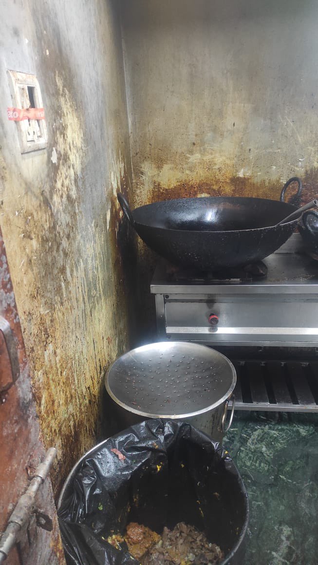visrane's tweet image. Continuing our enforcement drives to ensure public health and food safety, the FDA team conducted inspections at Bastora Mapusa Junction, Bardez, under the Food Safety Act, 2006. Two chicken shops were found operating without valid FSSAI licenses and in unhygienic, unsanitary…