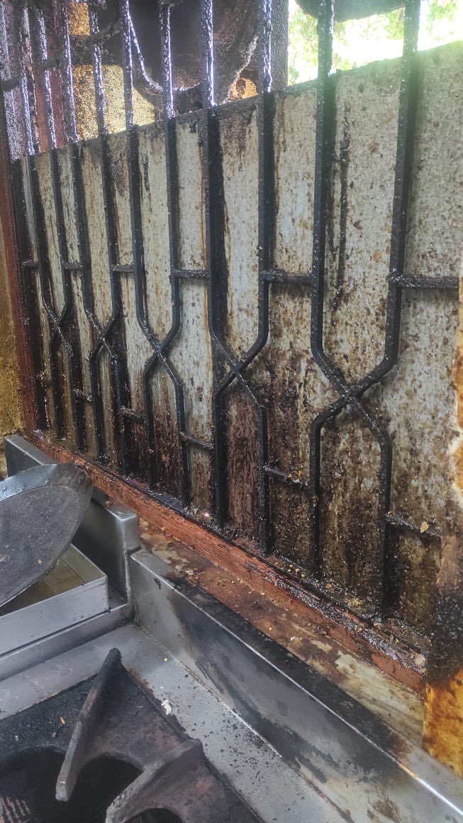 visrane's tweet image. Continuing our enforcement drives to ensure public health and food safety, the FDA team conducted inspections at Bastora Mapusa Junction, Bardez, under the Food Safety Act, 2006. Two chicken shops were found operating without valid FSSAI licenses and in unhygienic, unsanitary…