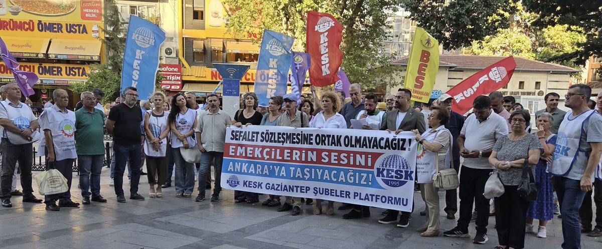 KESK1995's tweet image. KESK Eş Genel başkanı Ayfer Koçak, Hukuk-TİS ve Uluslararası İlişkiler Sekreteri Bahadır Berdicioğlu ve işkolu MYK üyeleri Gaziantep'te Şubeler Platformu üyeleriyle birlikte basın açıklaması gerçekleştirdi.
📍Grevli Gerçek Bir Toplu İş Sözleşmesi
📍 Yoksulluk Sınırının Üzerinde…