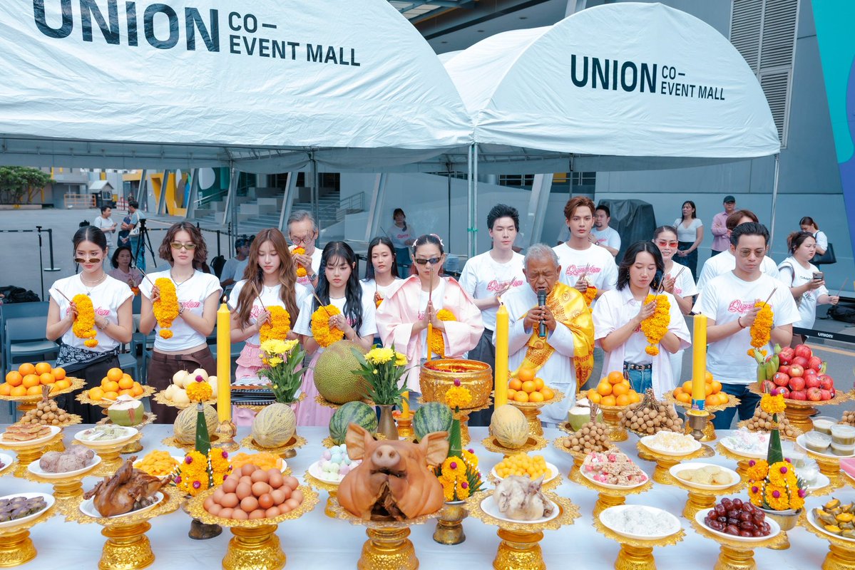 Hello98_th's tweet image. เปิดเคมีใหม่!! “แพม-อาฮ๋วง” ควงคู่เอาฤกษ์เอาชัย นำทีมบวงสรวง
“QUEENDOM ซ่อนใจไว้ที่เธอ” ซีรีส์ยูริเรื่องแรกจาก WeTV Original

เริ่มวันพฤหัสบดีที่ 14 สิงหาคม นี้

🔗 facebook.com/share/p/1Eaaqe…

#WeTVth #WeTVOriginal #QueendomTheSeries #ซ่อนใจไว้ที่เธอ #อาฮ๋วงแพม