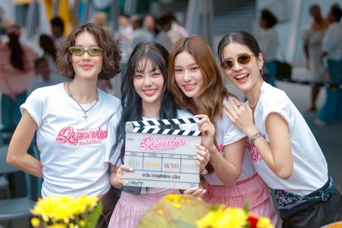 Hello98_th's tweet image. เปิดเคมีใหม่!! “แพม-อาฮ๋วง” ควงคู่เอาฤกษ์เอาชัย นำทีมบวงสรวง
“QUEENDOM ซ่อนใจไว้ที่เธอ” ซีรีส์ยูริเรื่องแรกจาก WeTV Original

เริ่มวันพฤหัสบดีที่ 14 สิงหาคม นี้

🔗 facebook.com/share/p/1Eaaqe…

#WeTVth #WeTVOriginal #QueendomTheSeries #ซ่อนใจไว้ที่เธอ #อาฮ๋วงแพม