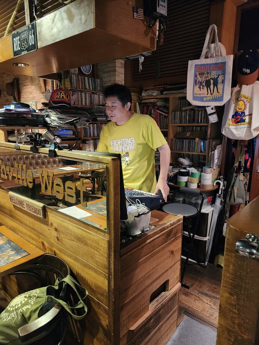 henhenhiroshi's tweet image. 昨日のエチュバリアは高槻Nashville Westでした!
普段のナッシュビルとはまた違うバチバチなやり合いが繰り広げられて最初からずっと白熱しました!
最高に楽しすぎて店長の川辺さんはずっと酔っ払ってました笑
帰りたくないてダダこねてたのも最高でした笑
こういう夜をもっと作りたい!
あざした!