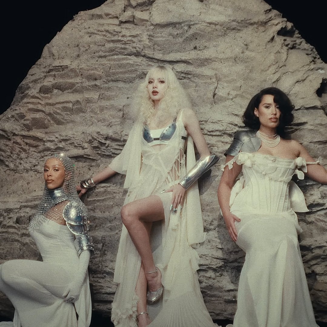 OneilyVibe's tweet image. Genius names LISA’s “Born Again (feat. Doja Cat and RAYE)” as one of the best songs of 2025.