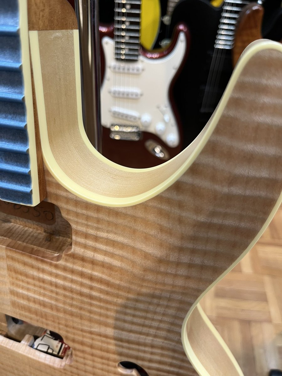 SfS93mLet3wmwJk's tweet image. オーダーメイドギターの色確認をして頂きました。