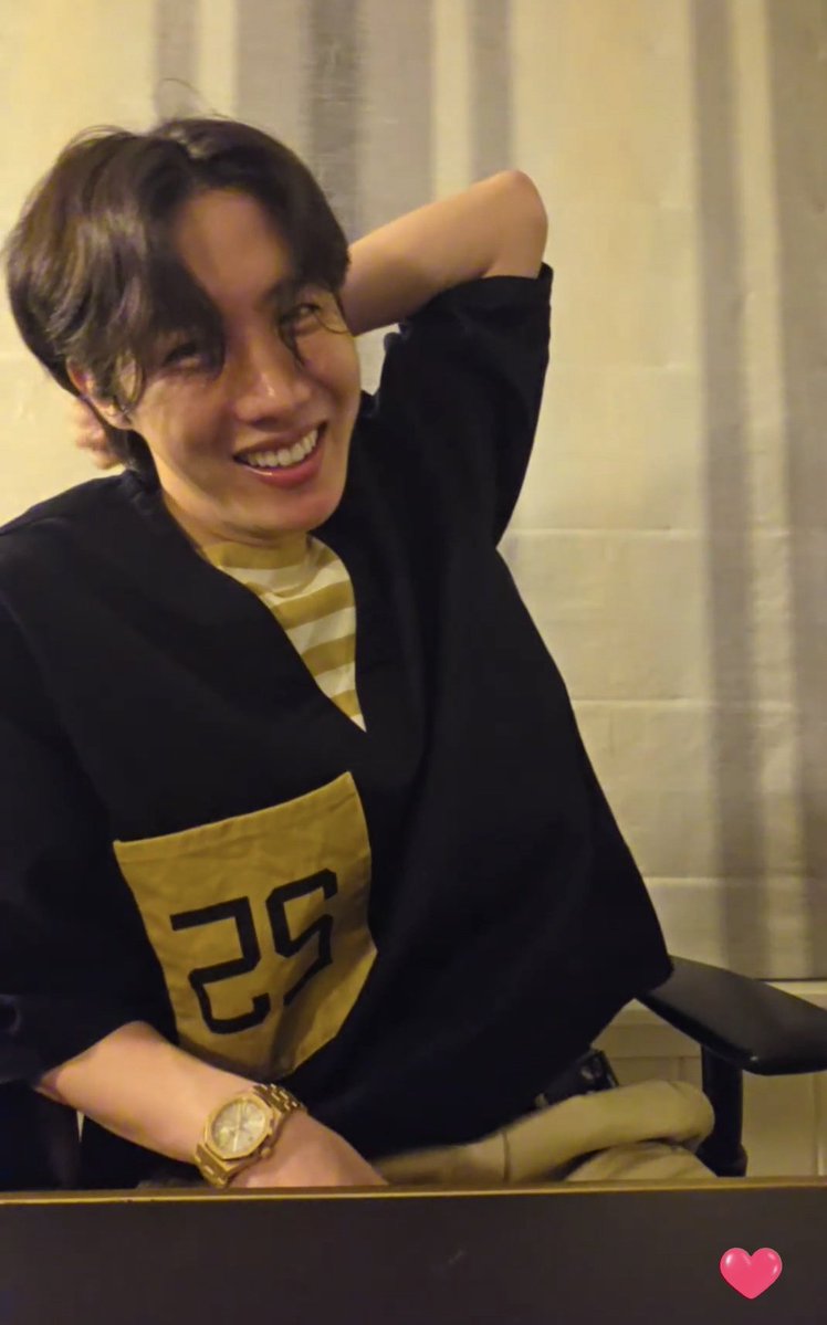 daydhope's tweet image. ELE SORRINDO É MINHA CURA!! 💜
