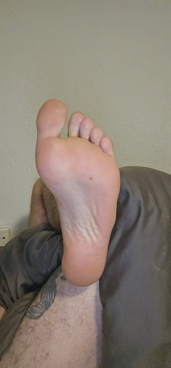 Need some tongue here #feet #footfetısh #manfeet #biguy