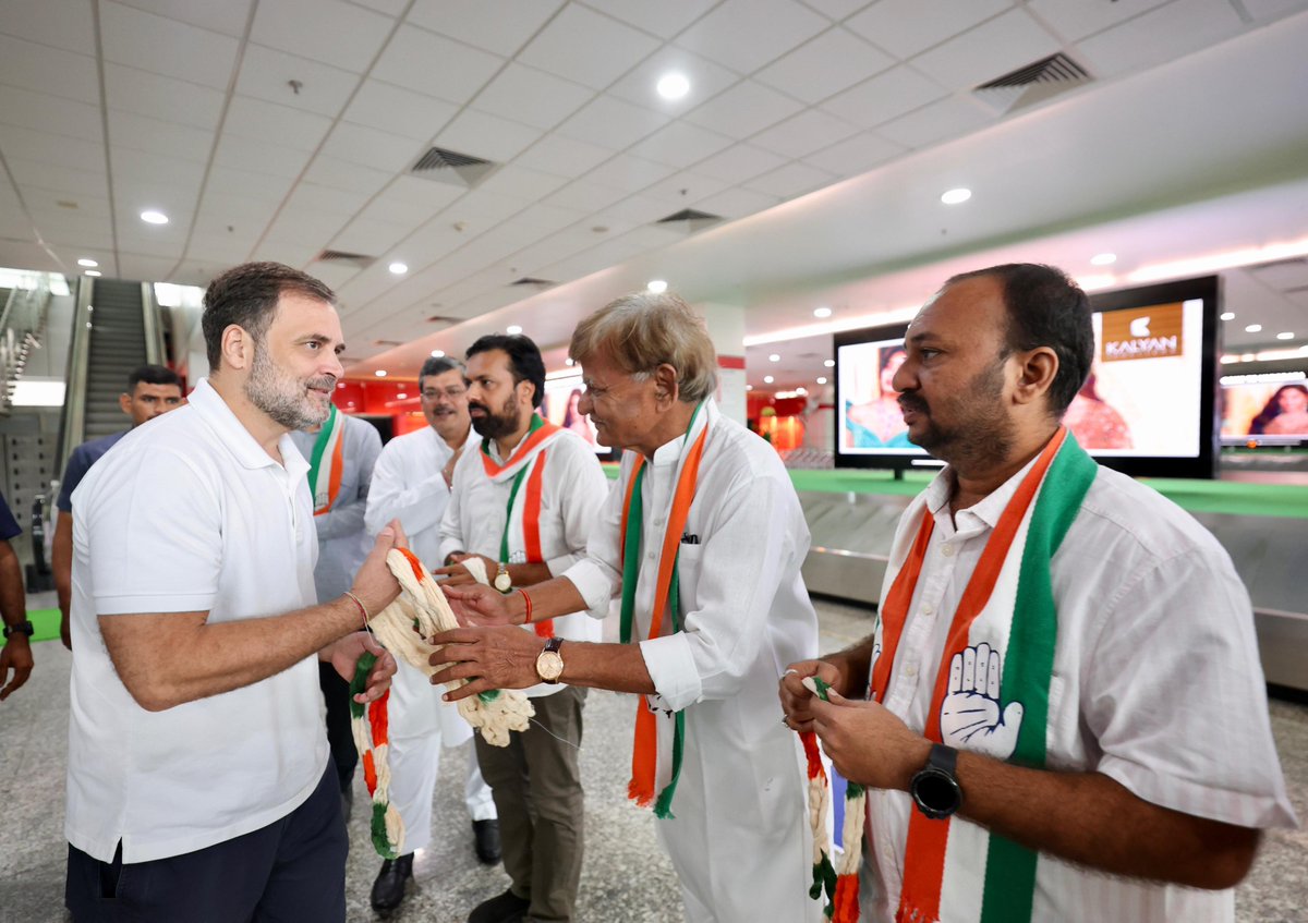 Congress (@incindia) on Twitter photo नेता विपक्ष श्री <a href="/RahulGandhi/">Rahul Gandhi</a> का वडोदरा एयरपोर्ट पर कांग्रेस के वरिष्ठ नेताओं और कार्यकर्ताओं ने स्वागत किया।
आज वे जितोदिया में सहकारी दुग्ध उत्पादकों और सहकारी समुदाय के नेताओं के साथ बैठक करेंगे।
📍 गुजरात नेता विपक्ष श्री <a href="/RahulGandhi/">Rahul Gandhi</a> का वडोदरा एयरपोर्ट पर कांग्रेस के वरिष्ठ नेताओं और कार्यकर्ताओं ने स्वागत किया।
आज वे जितोदिया में सहकारी दुग्ध उत्पादकों और सहकारी समुदाय के नेताओं के साथ बैठक करेंगे।
📍 गुजरात