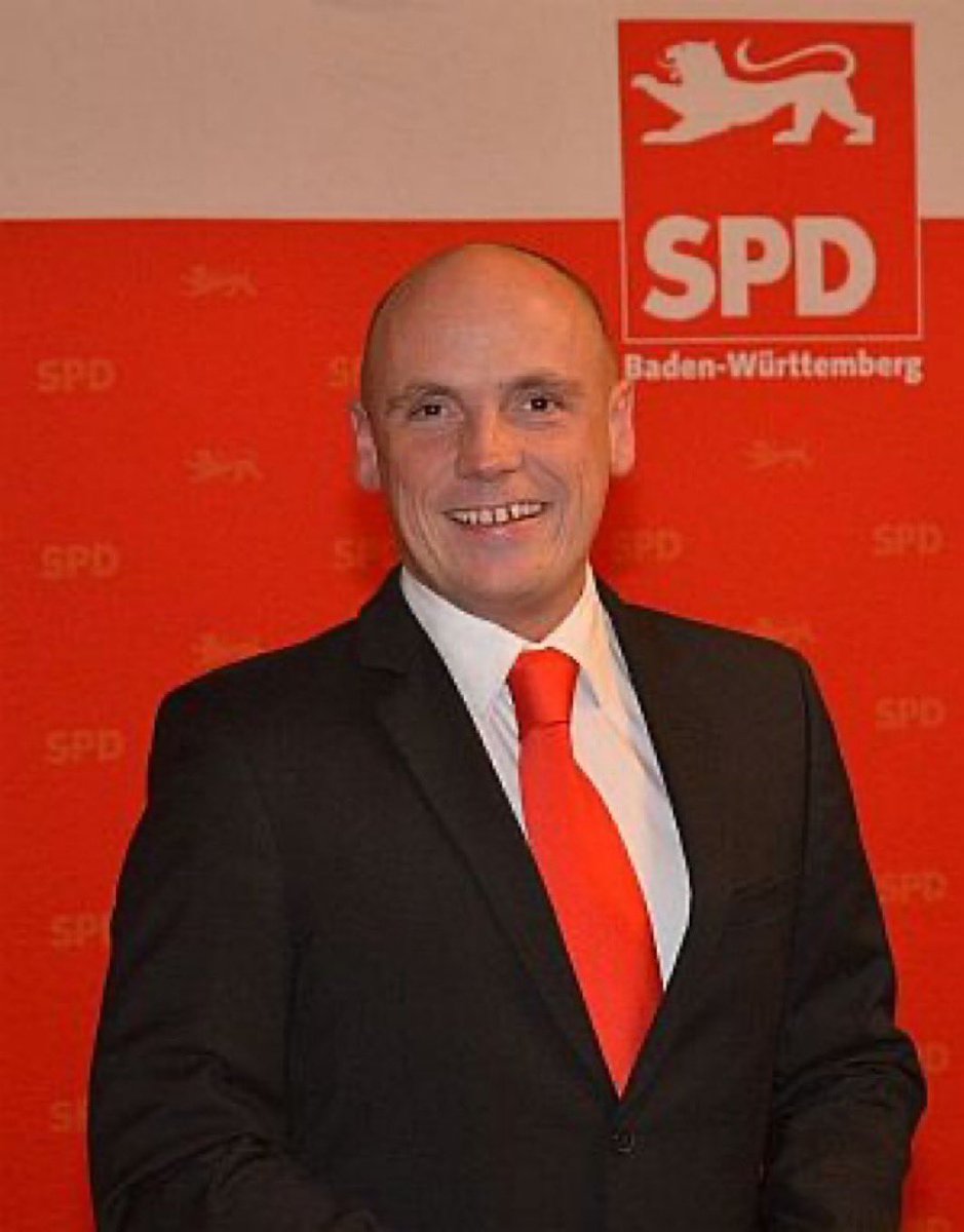 Daniel Born, linker SPD Vizepräsident, hat Hakenkreuze gemalt.
Hakenkreuz malen geht als rechte Straftat in die Statistik ein.
Die SPD ist somit einen Schritt näher an einem AfD Verbot.