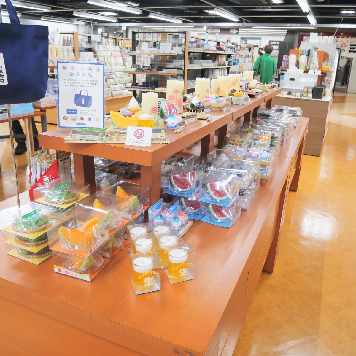 daimarucentral's tweet image. 4階和と紙のフロアでは、お盆フェアを開催中!
いい香りのお線香や、食べ物を模した好物キャンドルなど自分にあったスタイルで故人さまを偲びましょう。
また、対象のカメヤマ商品をお買い上げの方には「カメヤマローソクトートバッグ」をプレゼントいたします!
#大丸藤井セントラル