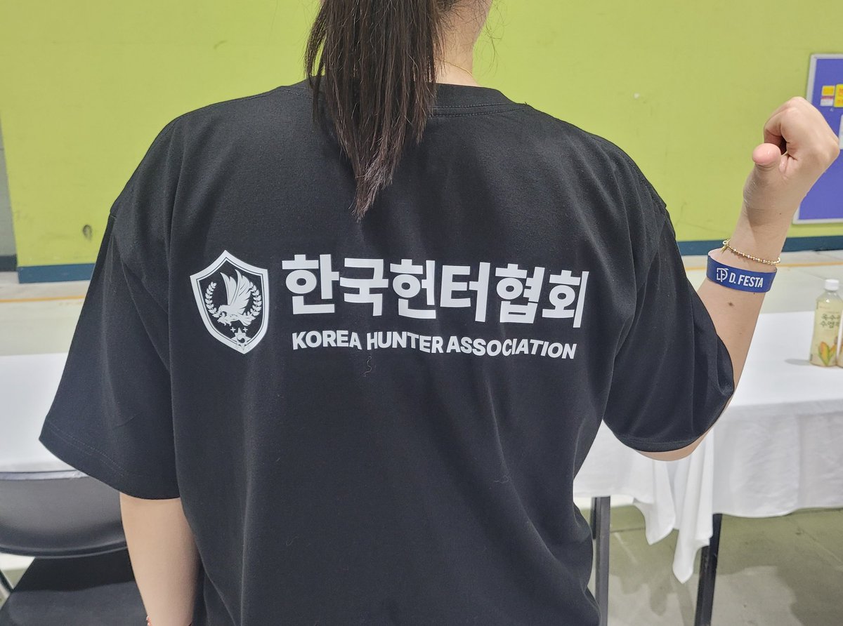UL_Flanejue's tweet image. 오늘 입은 티셔츠는 조금 뿌듯했어
아침에 엄마가 "한국 헌터협회가 뭐야?"할땐 당황했지만... (총 쏘러 가는 줄 아신듯...)
두께가 좀 있긴 한데 ㄱㅊ한듯