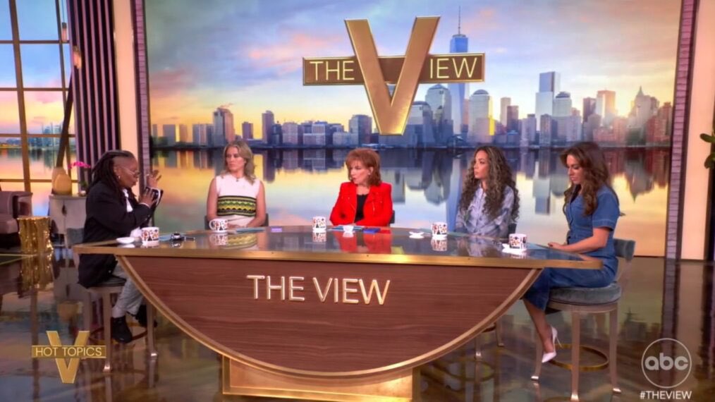 SwedishCanary's tweet image. Breaking News🚨:
Nation mourns as the cast members of the view were found alive and well early this morning.
Please respect our privacy during this difficult time…