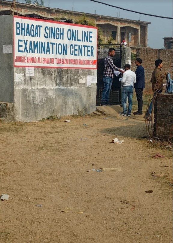 ji10drameena's tweet photo. SSC के एग्जाम सेंटर गाँव देहात में, गली मौहल्ले में आ रहें हैं सुविधाएं और विश्वसनीयता तो आप छोड़ ही दीजिए, जहां बिल्डिंग्स की हालत ही इतनी गंभीर है कि घास फूस पेड़-पौधे उग रहे हैं और निर्माणाधीन बिल्डिंग्स में एग्जाम हो रहा है

#ssc_jawab_do 
#SSCVendorFailure
#SSCMisManagement https://t.co/UjMSf3kYz9