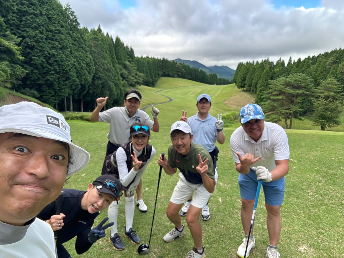 a_chocott's tweet image. 今日は仲間がお誕生日コンペを開催してくれました。
熊本県の菊池高原カントリーにて。
風が強かったですが気温28℃で快適でした。
ゴルフの内容以外は楽しかったっす😆