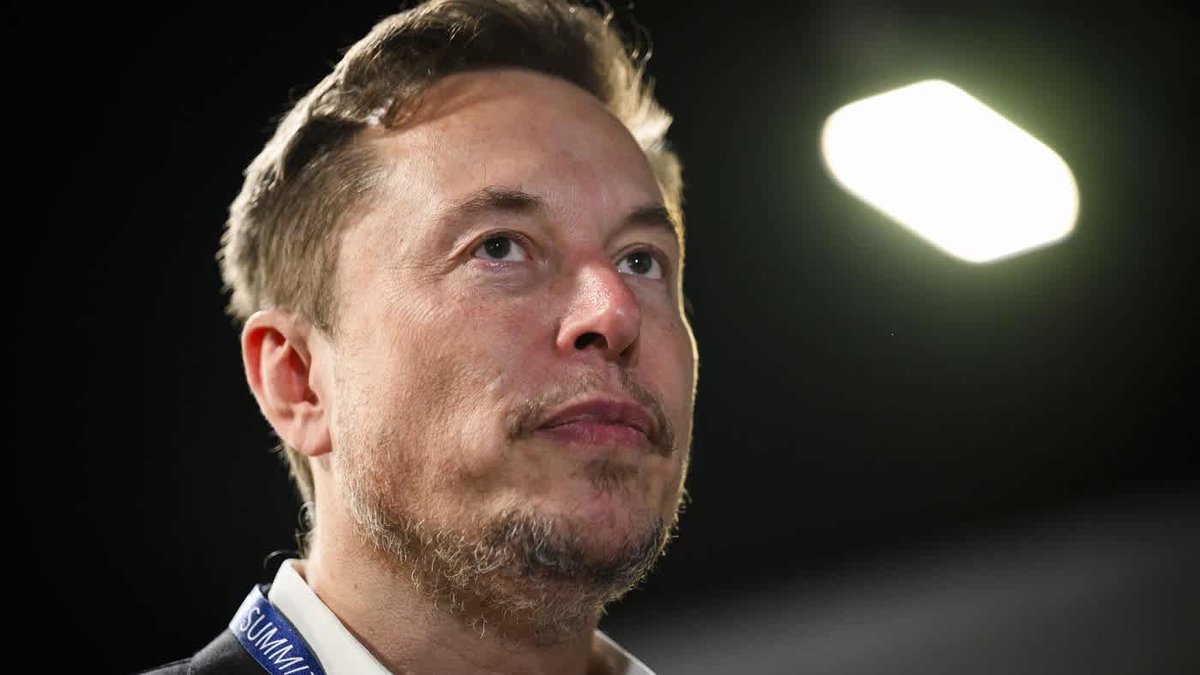 pradyumn93's tweet image. Musk ordered Starlink shutdown during Ukraine counteroffensive.
The billionaire ordered service cut over nuclear fears, causing Ukrainian forces to lose communications and fail to encircle Russian troops.