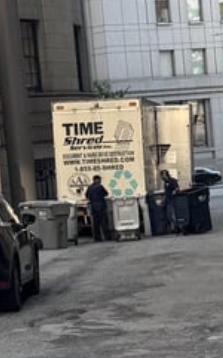 xbhaskarx's tweet image. Any journalists look into this? I’m reminded of the shredding at the Cambridge Analytica offices in 2017…