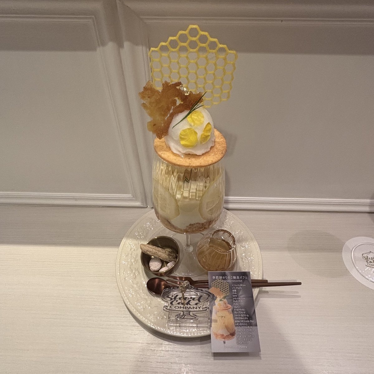msyucchie's tweet image. 『#ShortCakeCompany』さんの『蜂蜜レモン&ジャージーパフェ』②
最後の写真が構成ですが、たくさんのパーツで作られていても、素材に統一感があって、優しく調和している素敵なパフェ💓
優しい中にもグレープフルーツの爽やかな苦み、クッキーやマスカルポーネの塩気などで飽きずにいただけます🥰