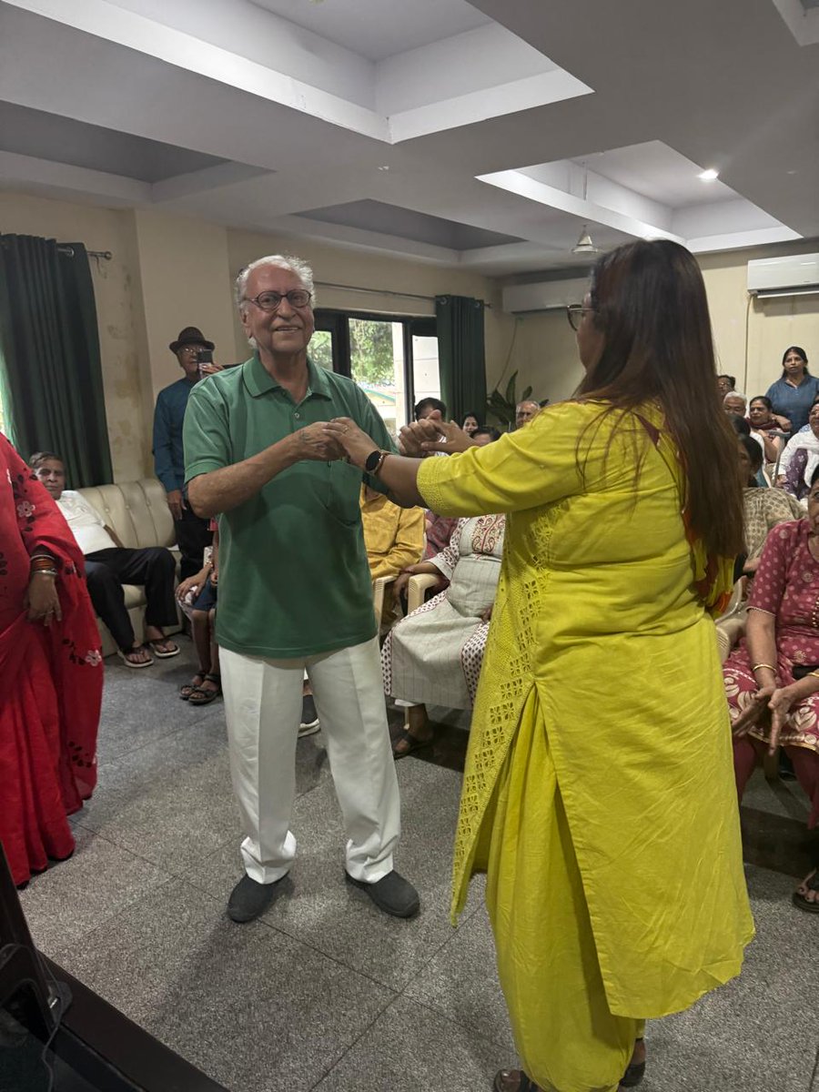 tweetndmc's tweet image. 🎶 A heartwarming musical evening at Ashirwad Old Age Home, organized by the Welfare Department!
💐 Few precious glimpses of our beloved senior citizens enjoying the melodies and moments.
👵👴 Spreading smiles, music &amp;amp; memories!
#SeniorCitizens #WelfareForAll #AshirwadHome #NDMC
