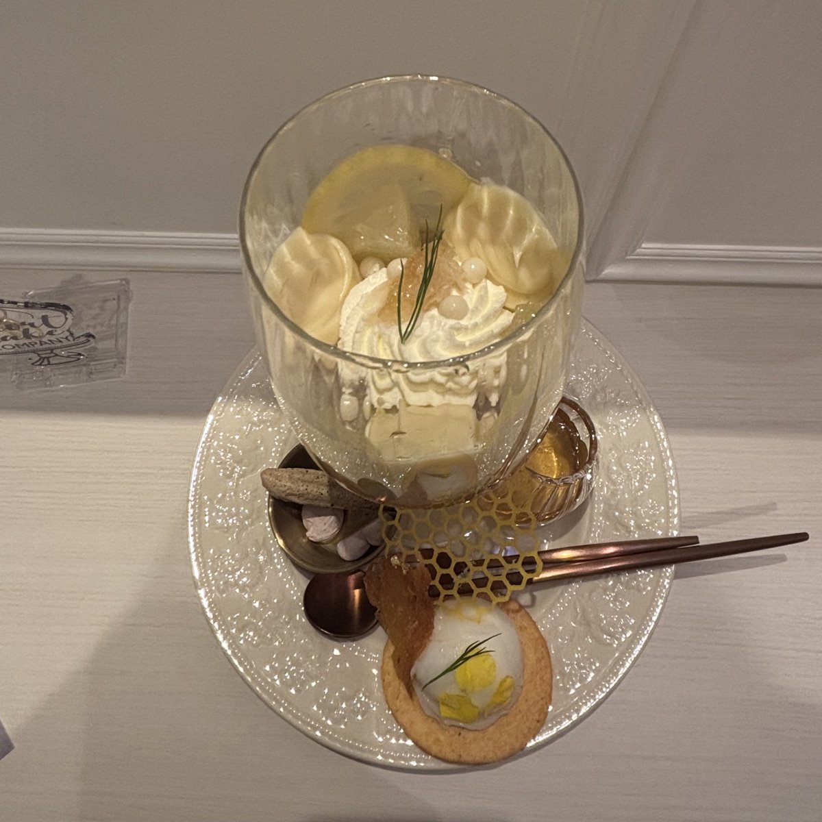 msyucchie's tweet image. 『#ShortCakeCompany』さんで『季節替わりのご馳走パフェ 蜂蜜レモン&ジャージーパフェ』
〝爽やかなレモンとジャージー生クリーム
暑い日こそ食べたくなるご褒美パフェ✨レモンシャーベット、はちみつヨーグルト、コムハニー、ポッピングキャンディーetc
お好みではちみつソースを〟
詳細は次の📮